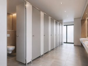 Sanitaertrennwaende-weiß-holz